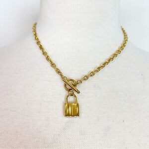 BOUTIQUE GOLD TONE CHUNKY TOGGLE CLASP WITH LOCK CHARM 17”